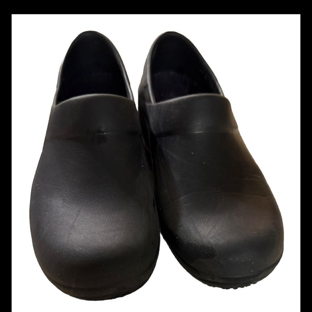 Crocs Neria Pro Women’s Black Slip On Comfort  Resistant Work Clog Shoes Size 8